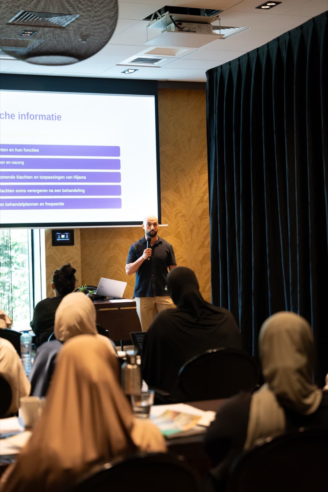 Docent presenteert tijdens de Hijama Masterclass