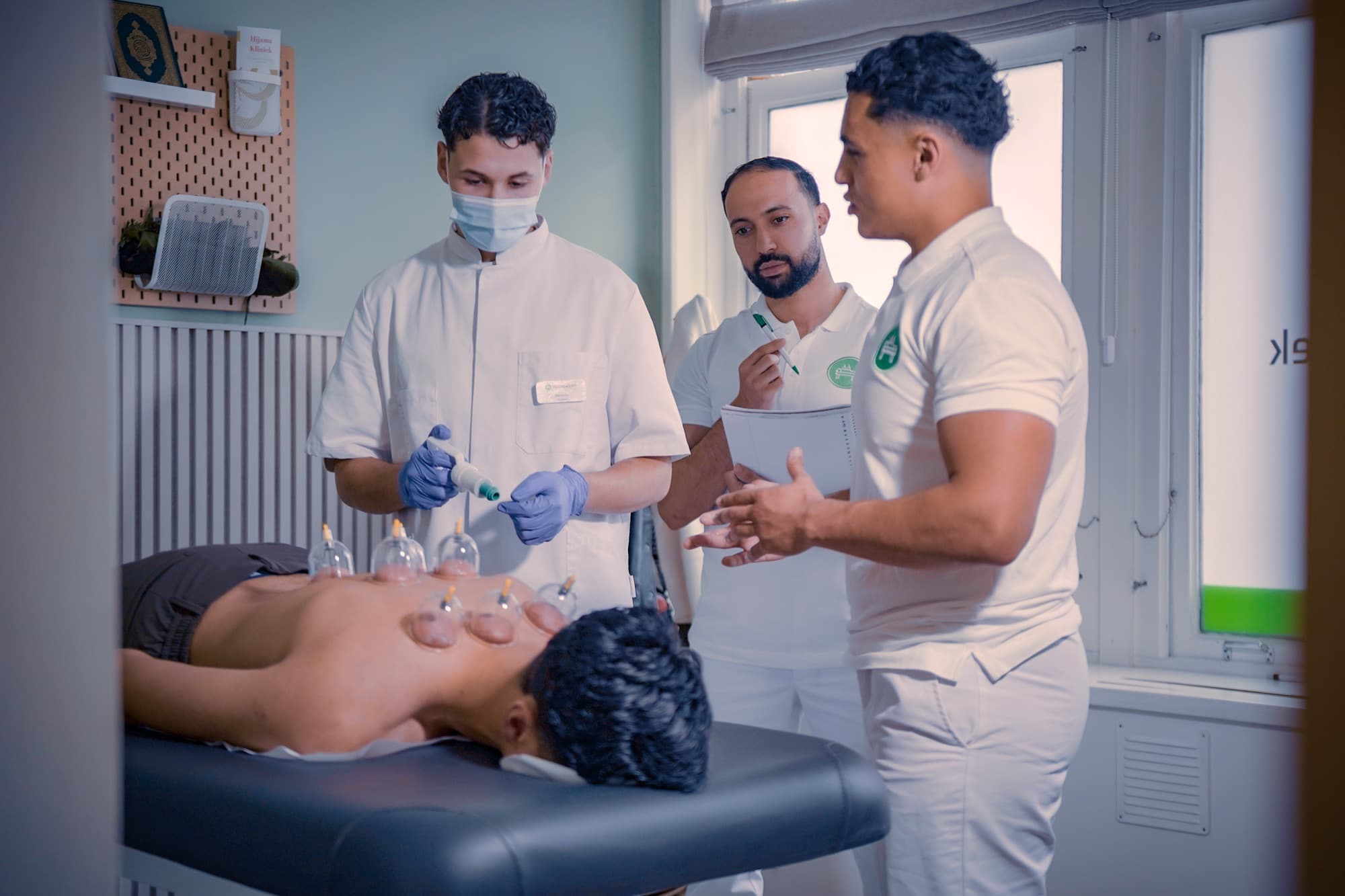 Hijama-behandeling tijdens een opleidingsmoment