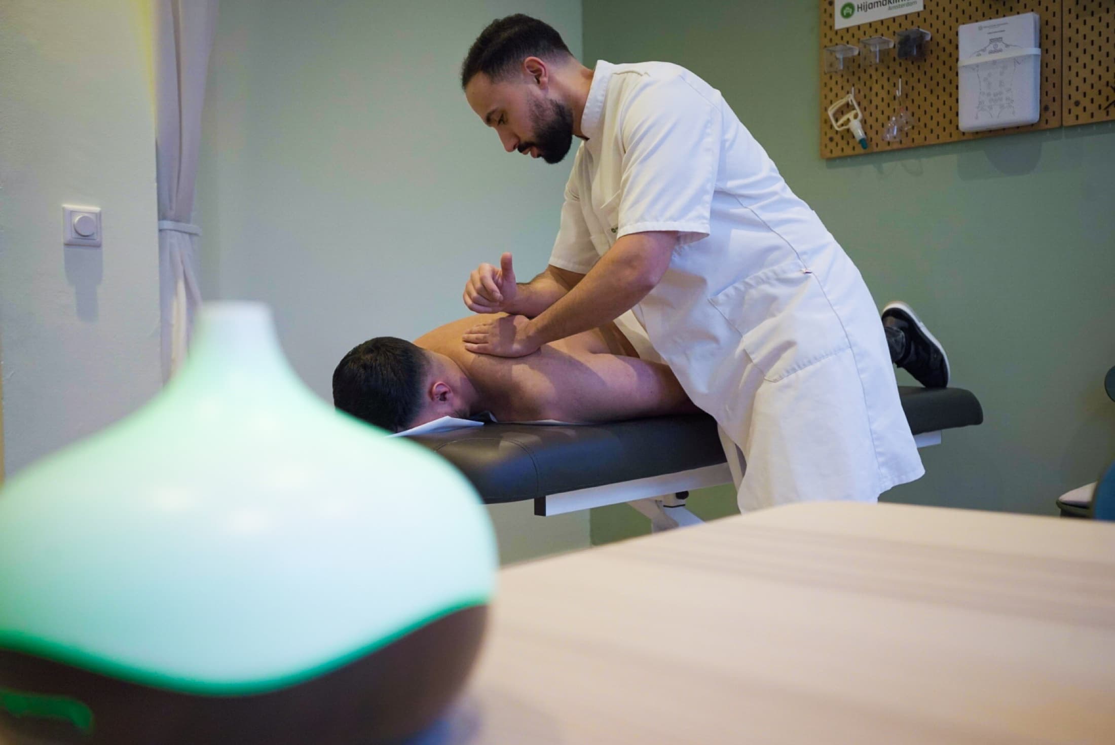 Docenten van Healing Institute demonstreren een hijama-behandeling